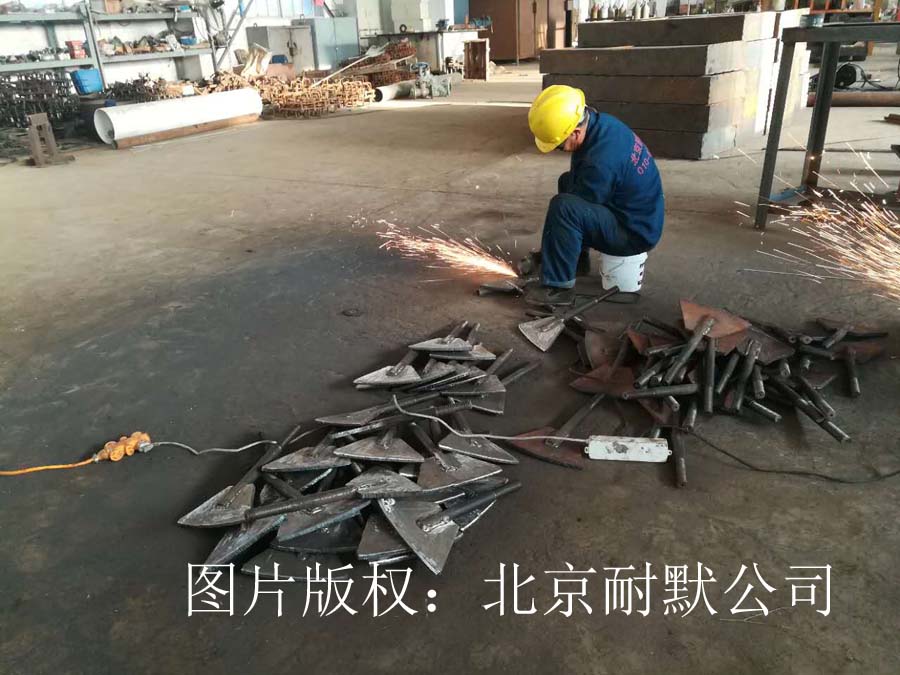正在對(duì)攪拌槳葉片進(jìn)行耐磨防腐處理 正在對(duì)攪拌槳葉片進(jìn)行耐磨防腐處理